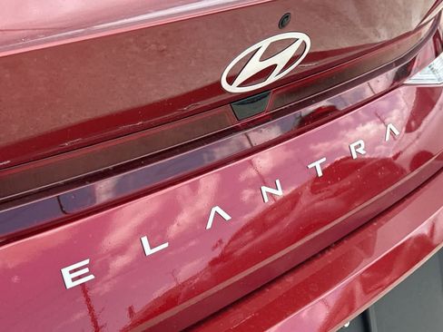 Used 2025 Hyundai Elantra SE FWD image 10