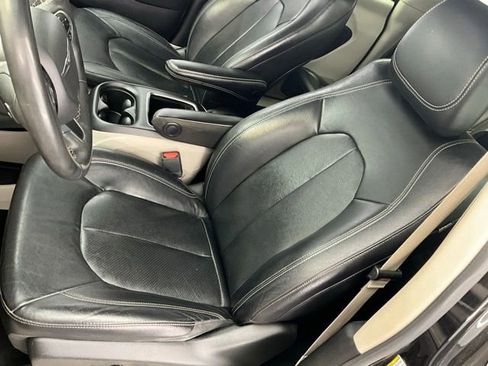 Used 2022 Chrysler Pacifica Touring-L FWD image 6