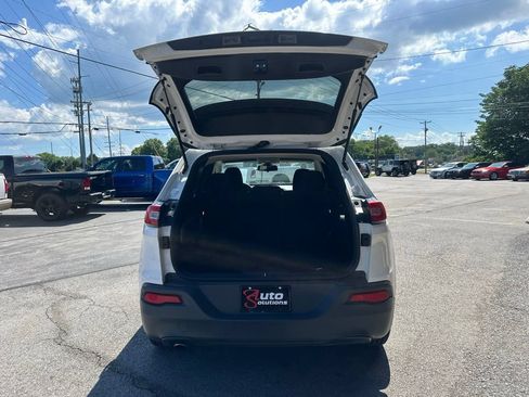 Used 2016 Jeep Cherokee Sport FWD image 6