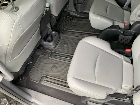 Used 2022 Toyota Sienna XLE image 29