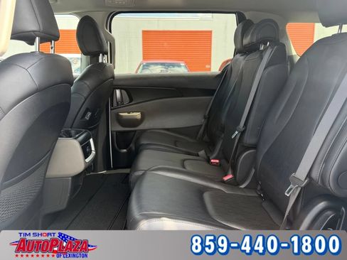Used 2025 Kia Carnival FWD image 32