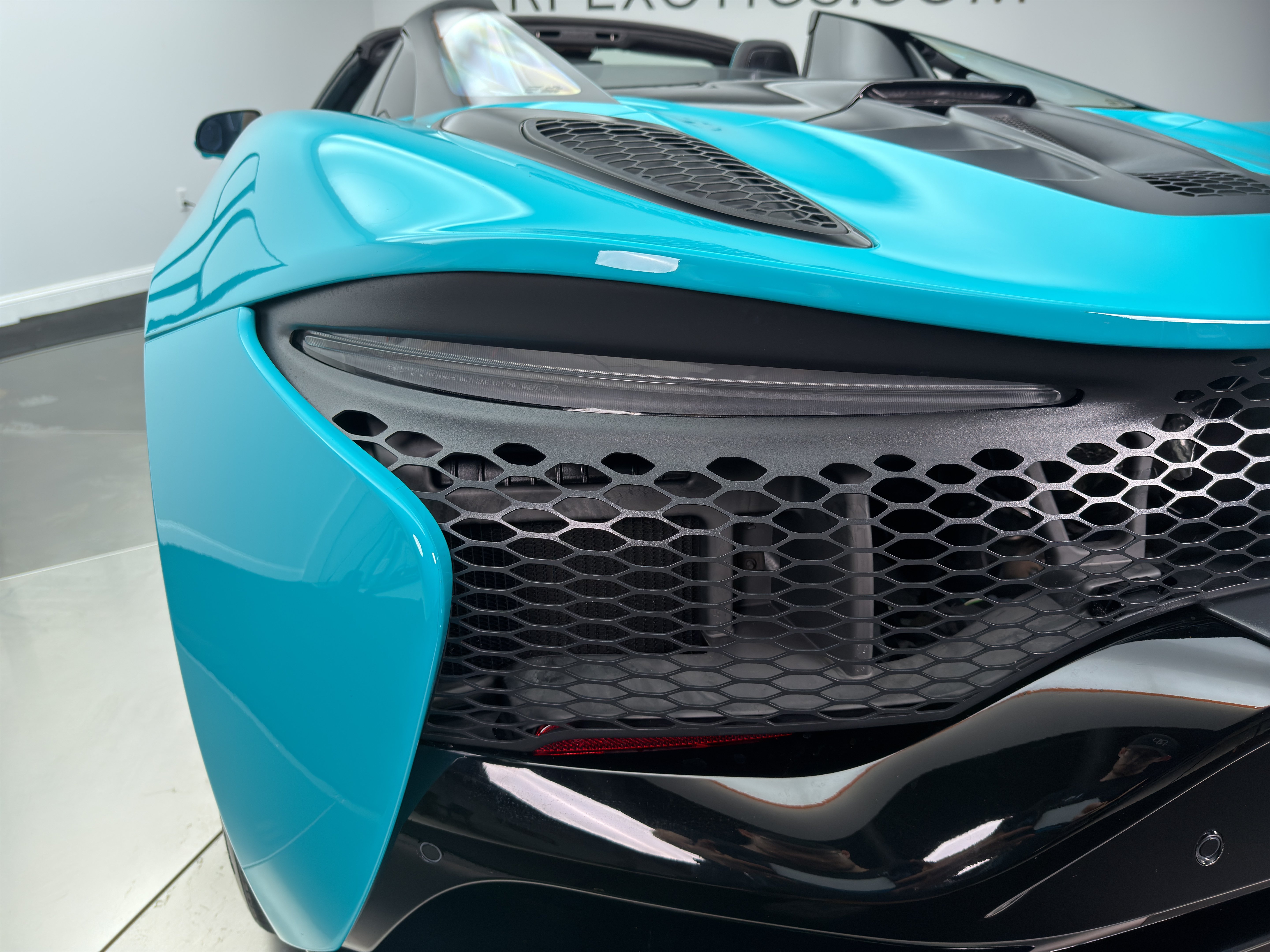 Used 2025 McLaren Artura Spider RWD image 20
