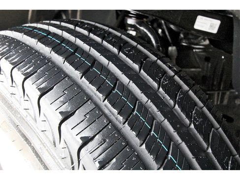 Certified 2024 Nissan Frontier SV image 30