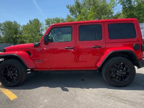 Used 2025 Jeep Wrangler Unlimited Sahara w/ Safety Group AWD/4WD image 5
