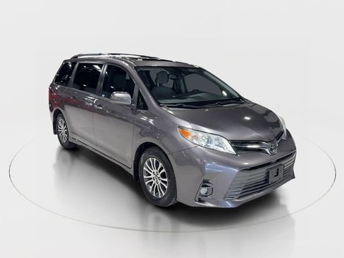 Used 2020 Toyota Sienna XLE image 16