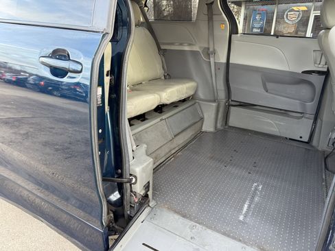 Used 2011 Toyota Sienna LE image 29