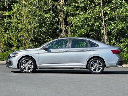 Used 2024 Volkswagen Jetta SE FWD image 3