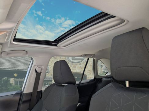 Used 2021 Toyota RAV4 XLE w/ Convenience Package FWD image 9