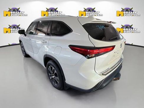 Used 2021 Toyota Highlander XLE AWD/4WD image 6