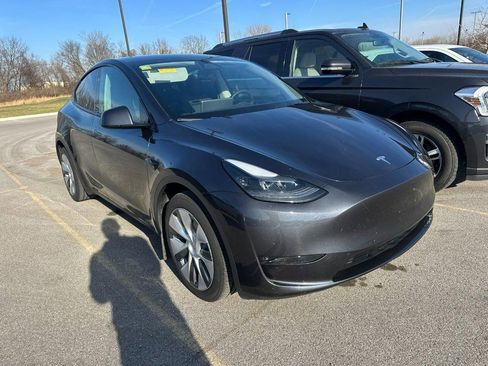 Used 2024 Tesla Model Y Long Range image 12