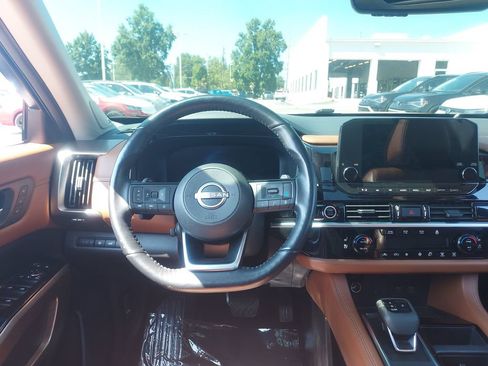 Used 2023 Nissan Pathfinder Platinum AWD/4WD image 7