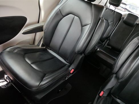 Used 2023 Chrysler Pacifica Touring-L FWD image 12