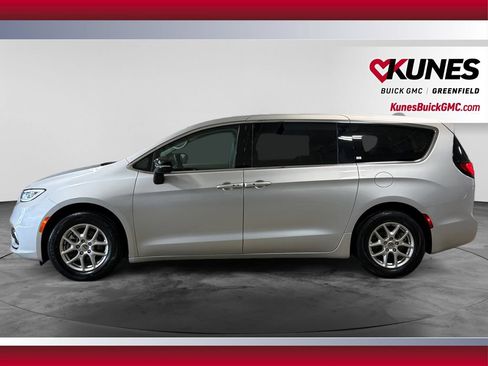 Used 2024 Chrysler Pacifica Touring-L FWD image 6