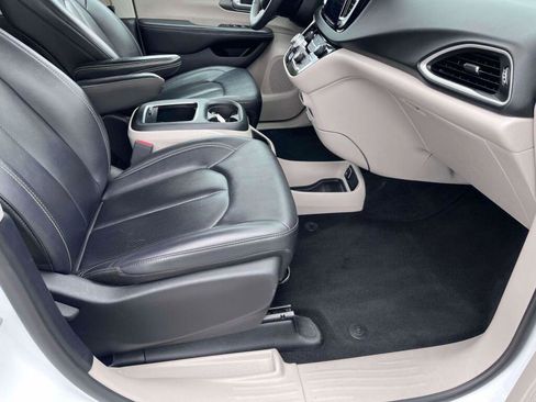 Used 2024 Chrysler Pacifica Touring-L FWD image 23