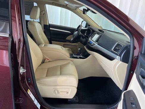 Used 2019 Toyota Highlander XLE AWD/4WD image 22