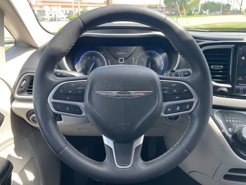 Used 2023 Chrysler Pacifica Touring-L FWD image 11