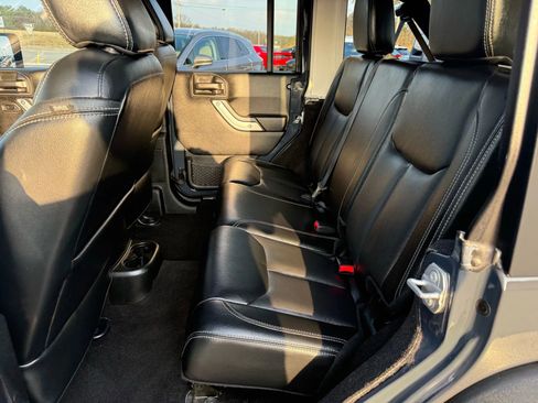 Used 2017 Jeep Wrangler Unlimited Rubicon AWD/4WD image 14