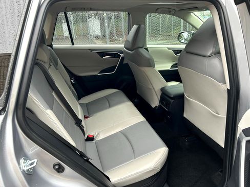 Used 2021 Toyota RAV4 XLE Premium image 16