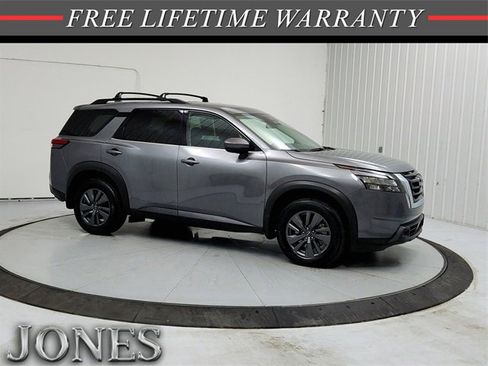 Used 2024 Nissan Pathfinder SV image 1