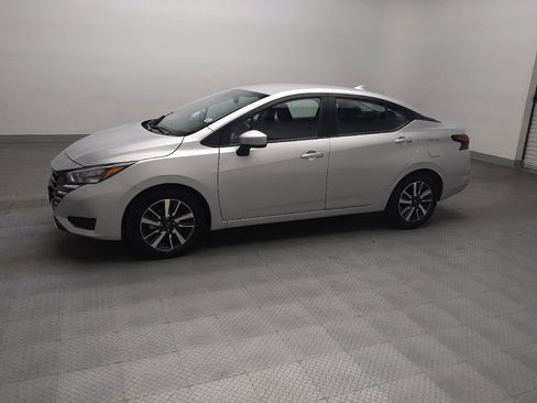 Used 2025 Nissan Versa SV FWD image 2