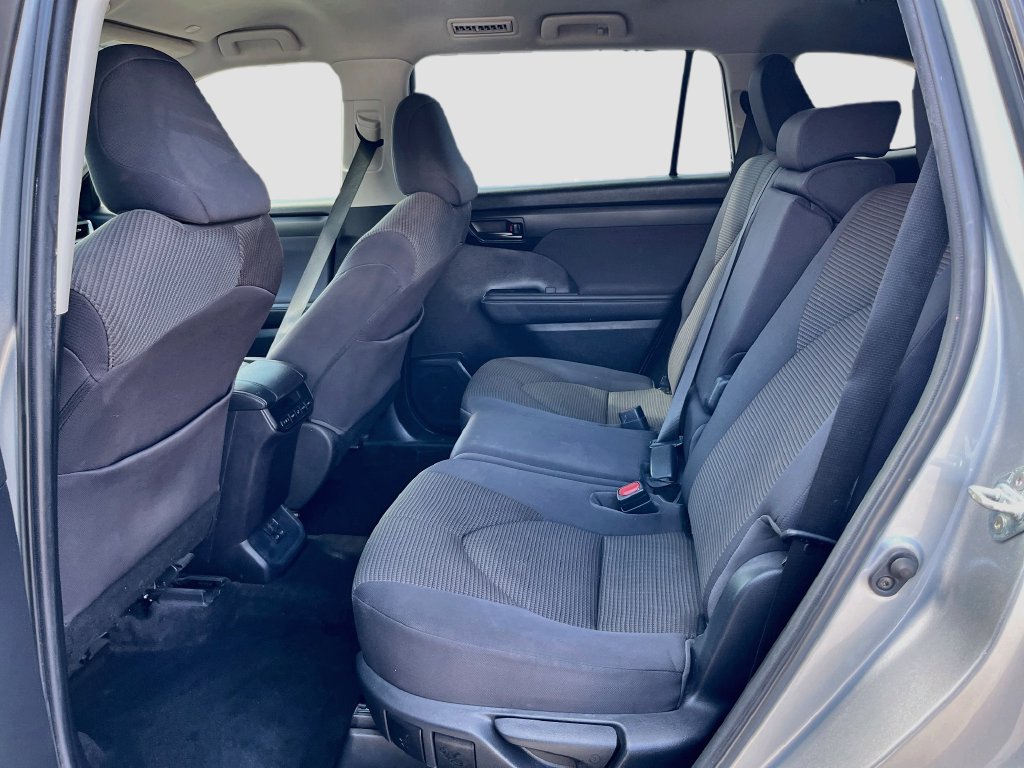 Used 2023 Toyota Highlander LE FWD image 24