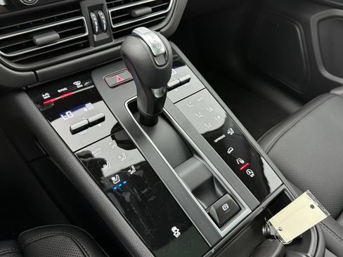 Certified 2026 Porsche Macan AWD/4WD image 18