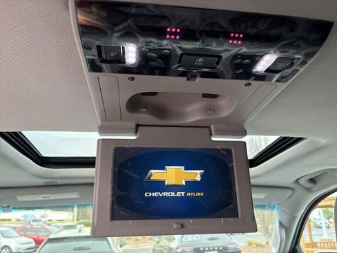 Used 2017 Chevrolet Suburban LT image 18