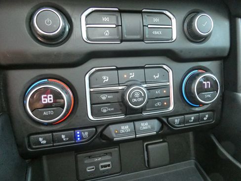 Certified 2021 Chevrolet Suburban High Country AWD/4WD image 30