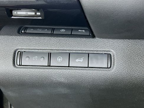 Used 2025 Nissan Pathfinder SV FWD image 17