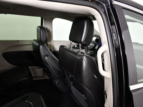 Used 2024 Chrysler Pacifica Touring-L FWD image 43