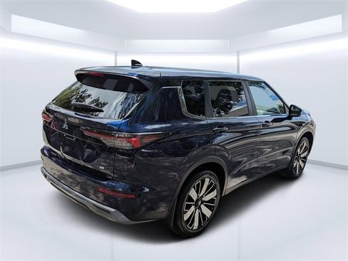 New 2025 Mitsubishi Outlander SE image 3