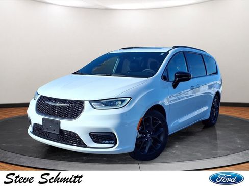 Used 2025 Chrysler Pacifica Limited image 1