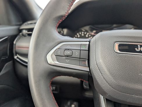 Used 2025 Jeep Compass Trailhawk AWD/4WD image 21