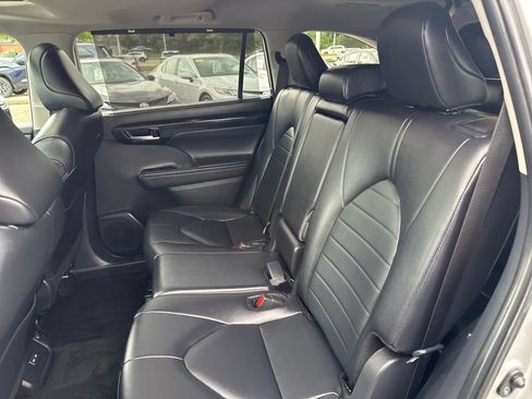 Used 2024 Toyota Highlander XLE AWD/4WD image 37