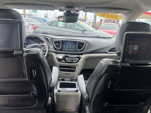 Used 2019 Chrysler Pacifica Limited w/ Tire & Wheel Group image 25