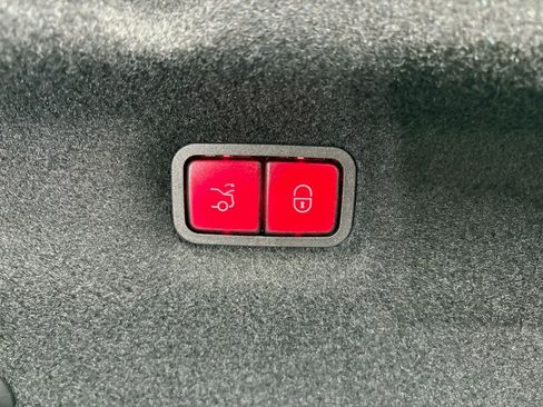 Used 2022 Mercedes-Benz SL 55 AMG 4MATIC w/ Driver Assistance Package image 35