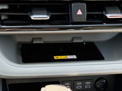 Used 2023 Toyota Highlander XLE AWD/4WD image 21