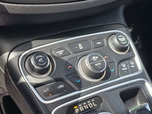 Used 2015 Chrysler 200 Limited w/ Convenience Group FWD image 24