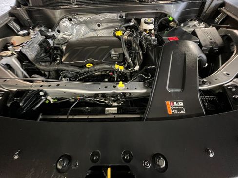 Used 2025 Chevrolet Trax LT image 32