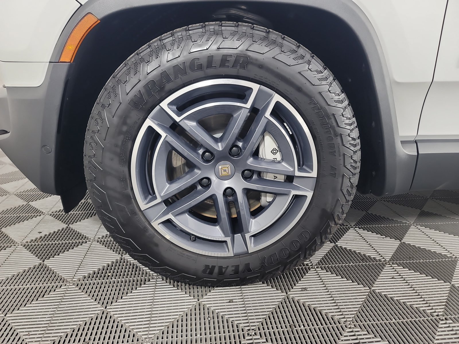 Used 2025 Rivian R1T Adventure Dual AWD/4WD image 9