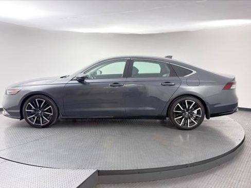 Used 2023 Honda Accord Touring image 3
