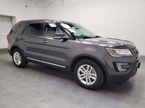 Used 2017 Ford Explorer XLT image 11