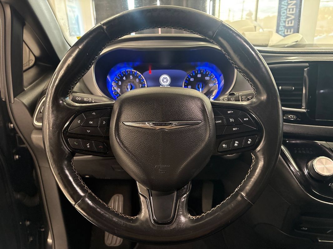 Used 2019 Chrysler Pacifica Touring-L Plus w/ Advanced Safetytec Group FWD image 23
