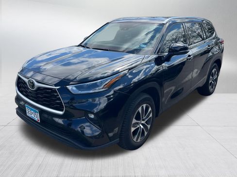 Used 2021 Toyota Highlander XLE FWD image 2