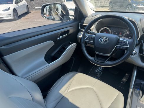 Used 2022 Toyota Highlander XLE FWD image 21