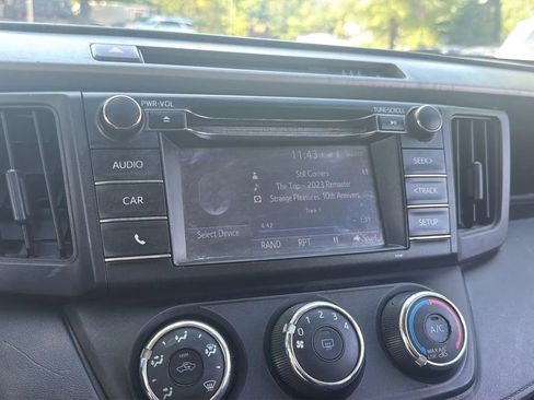 Used 2017 Toyota RAV4 LE AWD/4WD image 21