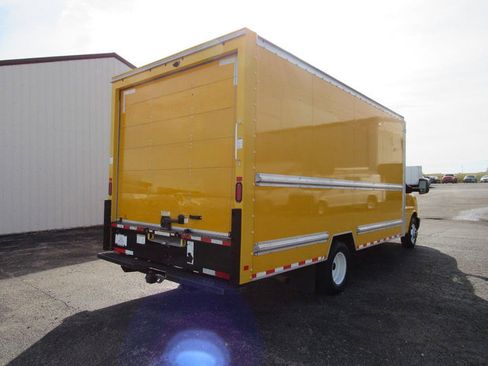 Used 2021 GMC Savana 3500 Extended w/ Power Convenience Package RWD image 3