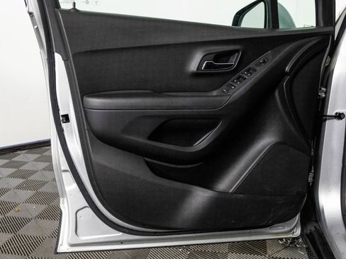 Used 2017 Chevrolet Trax LT w/ LT Convenience Package image 18