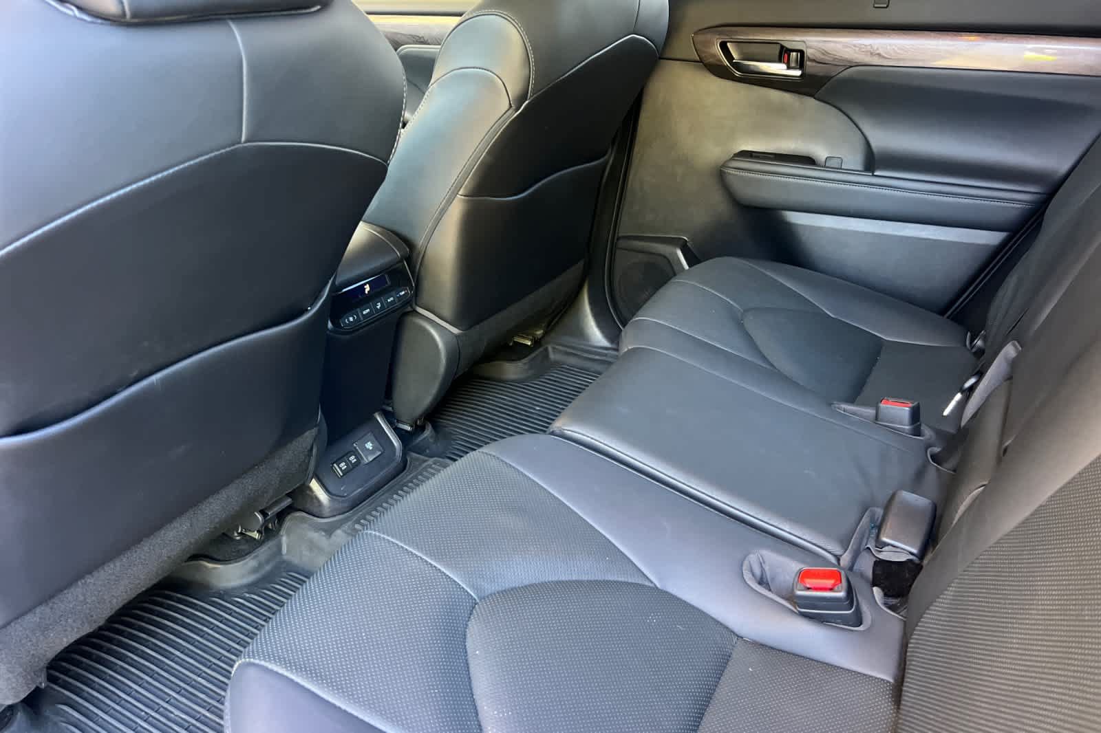 Used 2021 Toyota Highlander Limited AWD/4WD image 4