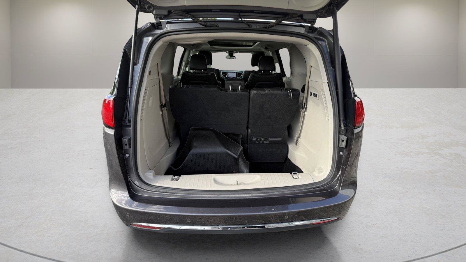 Used 2019 Chrysler Pacifica Limited FWD image 19